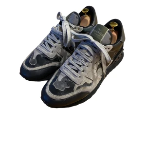Valentino Rockrunners - Valentino Garavani ”Rockrunner” sneakers | Storlek 41, passar även 42 | Skorna är i hyfsat skick, smuts och små defekter finns som ni ser på bilderna, därav det låga priset | Dustbag ingår | Nypris: 8200kr, Vårt pris: 1749kr
