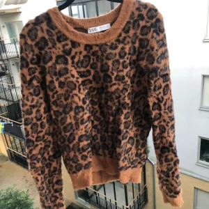 Leopard stickad tröja 🐆  - En oanvänd fluffig tröja i leopard mönster 🐆 supertrendig och slutsåld på Zara! 🐆