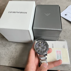 Emporio Armani klocka - Säljer min Emporio Armani klocka pga behov av pengar. Klocka är i ny skick äkta Kvitto och papper finns. Priset går att diskutera. Kom med bud! Priset går att diskutera 