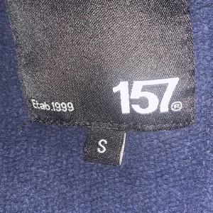 Lager 157 zip up - Riktigt skön Lager 157 zip up/hoodie i färgen mörkblå. Storlek S men funkar också lite större. Skön nu till sommarn att ha.