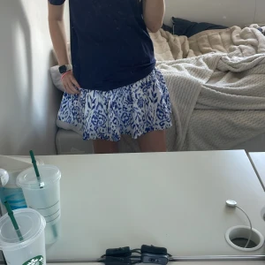 Kjol - En super fin kjol i jätte fint skick. Kjolen är från förra året från Gina tricot.  Storlek xs men funkar som S då den är väldigt stretchig. Säljer på grund av att den inte kommer till andvändning. Pris kan diskuteras  Rökfritt hem