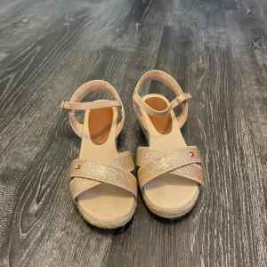Tommy Hilfiger sandaler - Säljer mina rosa Tommy Hilfiger sandaler🩷Bara använda 2 gånger och säljer eftersom dom blivit för små. Det är lite klack men fortfarande bekvämt att gå i. Pris kan diskuteras🩷