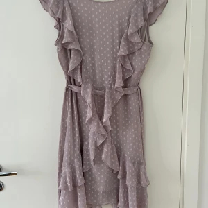 Klänning Vero Moda  - Otroligt fin klänning från Vero Moda med öppen rygg! Fint skick! 