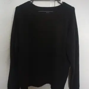 Säljer en svart stickad Vero Moda tröja i strl L. Passar även M. Den är i bra skick, dock sliten då den har tvättats många gånger. Original pris är 499kr. Jag säljer den för 50kr + frakt!