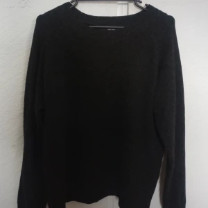Stickad tröja  - Säljer en svart stickad Vero Moda tröja i strl L. Passar även M. Den är i bra skick, dock sliten då den har tvättats många gånger. Original pris är 499kr. Jag säljer den för 50kr + frakt!
