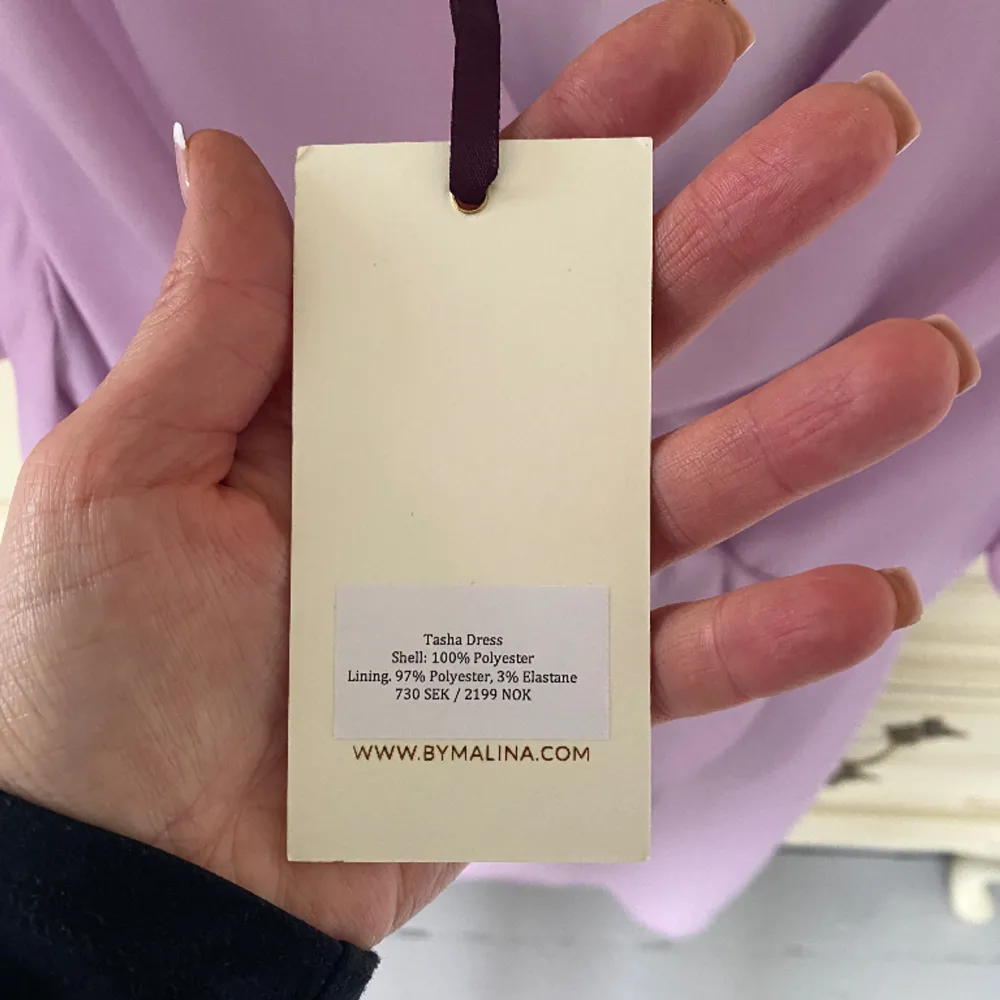 Säljer superfin lavendellila Tasha dress från ByMalina i strlk S. Den är aldrig använd då jag tyvärr gick upp i vikt efter köpet och aldrig hann använda den :( Taggen sitter kvar. Superskönt material och faller riktigt snyggt. Knälång!  Pris: 500 kr. Klänningar.
