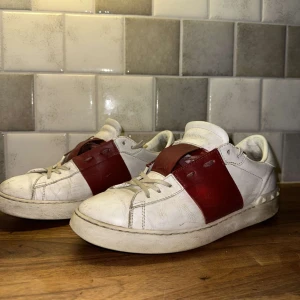 Valentino garavani skor - Säljer dessa feta valentinos i 7/10 skick. Lite smutsiga men tvättas såklart innan frakt. Tillkommer endast skorna tyvärr men såklart äkta Hör av er vid eventuella frågor🙌🙌