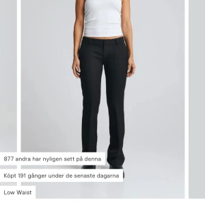 kostymbyxor helt oanvänfa - Säljer dessa kostymbyxor århundraden av att jag råkade beställa fel storlek asså endast testade och helt nya nypris 499kr ej petite utan vanlig 34