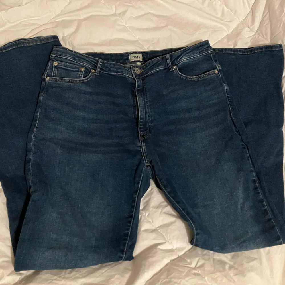 stretchiga högmidjade jeans som är flared. det är ett väldigt bekvämt par jeans men de är alldeles för stora för mig.. Jeans & Byxor.
