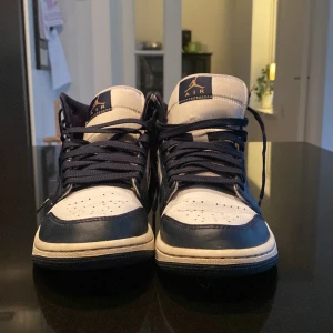Air Jordan 1 mid obsidian  - Använda i endast ett par månader i mycket gott skick!