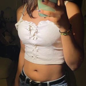 Vit crop top - Fin stickad crop top i vit. Fint skick, inga defekter. Saknar märkeslappen.
