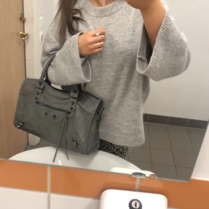 Grå stickad tröja  - Grå stickad tröja från Gina, använd Max tre gånger❤️