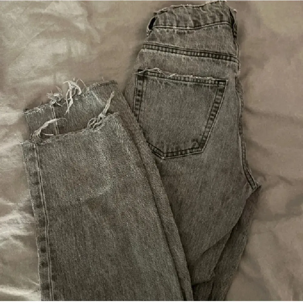 Gråa jeans ifrån gina. Väldigt fint skick Storlek 32 men passar även xs Skriv om ni undrar något 😊. Jeans & Byxor.