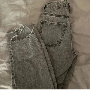 Gråa jeans - Gråa jeans ifrån gina. Väldigt fint skick Storlek 32 men passar även xs Skriv om ni undrar något 😊