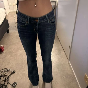 Lågmidjade bootcut jeans - Snygga men kommer inte till användning  Innerbenslängd 72cm Midja 35cm