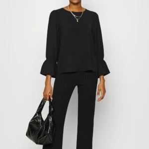 Blus  - Svart blus köpt på zalando 💌 slut i alla storlekar på hemsidan !! Köpt för 249 , endast använd ett fåtal gånger och inga tecken på användning 💋