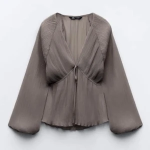 Blus  - Från zara. I nyskick. Slutsålt och jättesöt. Perfekt till sommaren. Storlek M men passar xs-m Lite grå/brun