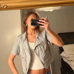 Jacka - Cool kortärmad jacka/kofta, supersnyggt nu till våren