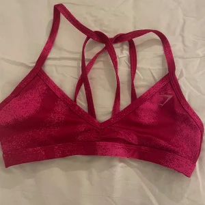 Gymshark topp  - Tränings bh från gymshark använd 2 ggr och inga defekter i superfint skick💘