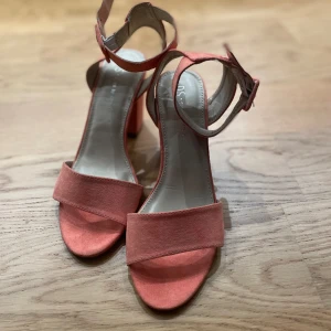Sandal klack - Oanvända sandal klackar till salu! Koral färgade . 