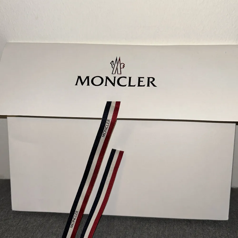 Helt ny Moncler mössa identisk med den riktiga box tillkommer . Accessoarer.