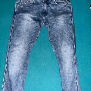 Replay jeans - Feta Replay jeans med najs tvätt, säljer åt en vän, inte använda alls mycket och inga defekter. Passar någon mellan 175-180cm. Skriv om ni vill ha fler bilder!