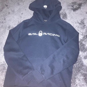 Sail racing Hoodie  - Säljer Hoodie för den passar typ inte den är stl 160  Har haft den på mig 3 gånger typ
