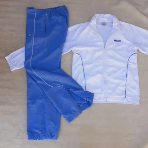 Y2K WHITE SUDADERA SET - Storlek S och bra passform. Köparen står för frakten och står inte heller för postens strul. Vintage Adidas millennium set i ett väldigt fint skick, kontakta oss vid fler frågor. 🤙 