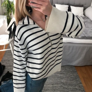 Randig ziptröja  - En svartvit randig mysig tjocktröja från Kappahl. Skriv om det är något du undrar:)