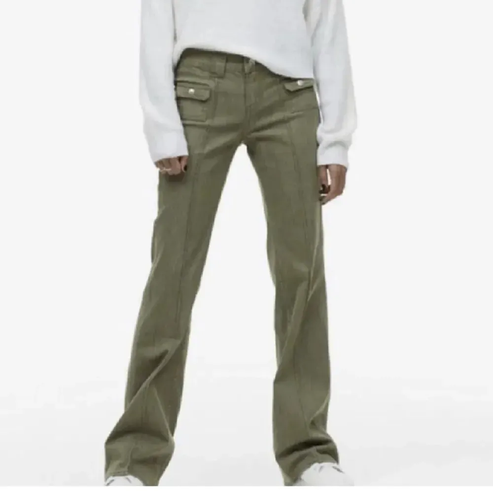 Säljer dessa supersnygga och helt slutsålda gröna byxor ifrån HM, storlek 36 och knappt använda❤️ Direktpris 500❤️. Jeans & Byxor.