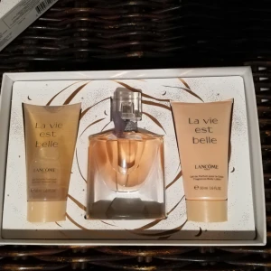 Nytt Gåvoset Lancome, La vie est Belle - Nytt, oanvänt gåvoset i ask. La vie est Belle Eau de Parfum är Lancômes ikoniska, eleganta och blomstrande bästsäljare doft. 50 ml bodylotion+ 50ml showergel +30 ml edp. Butikspris: 800kr.