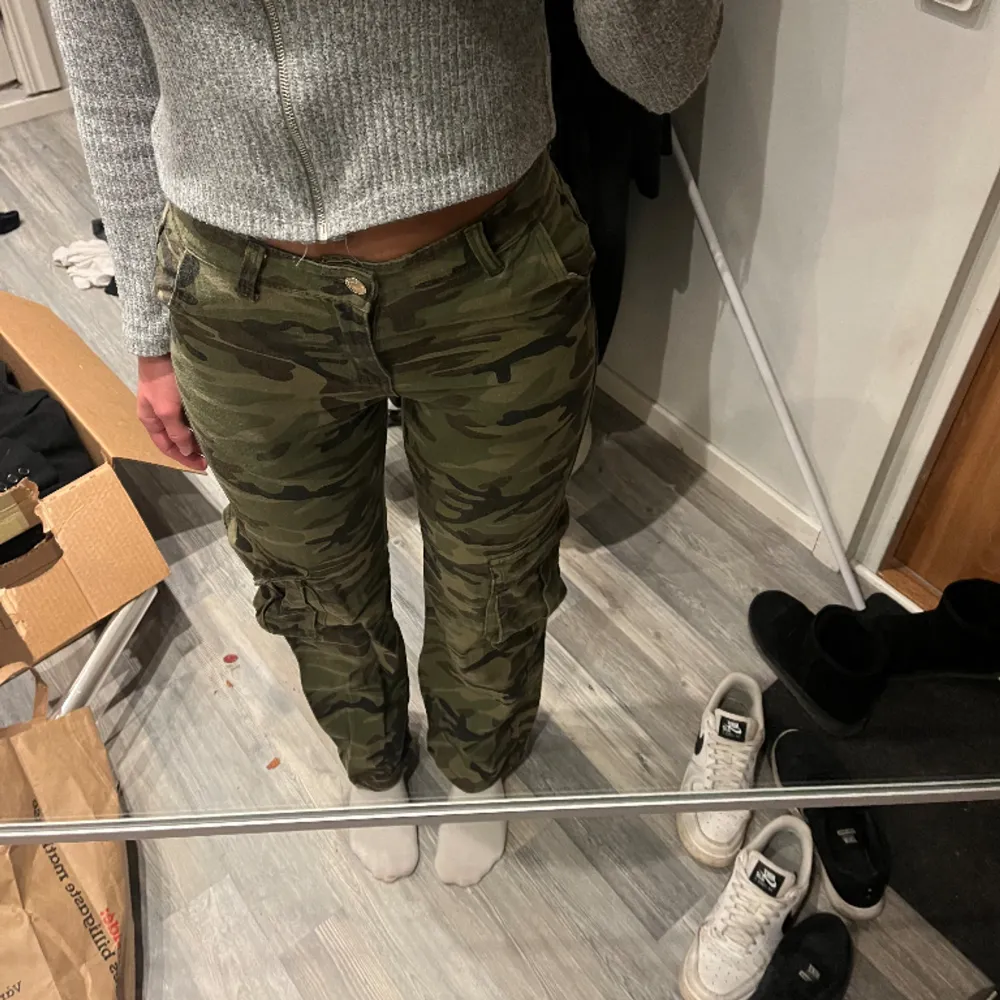 Camouflage cargobyxor. Jeans & Byxor.