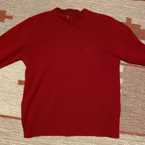 V-ringad Levis tröja - Stickad v-ringad Levis tröja köpt second-hand. Väldigt bra passform på mig som är 178 och väldigt skönt material. 