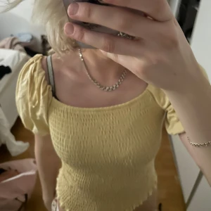 Topp - Super söt topp i storlek M men passar även S💛 ALDRIG ANVÄND så i ny skick