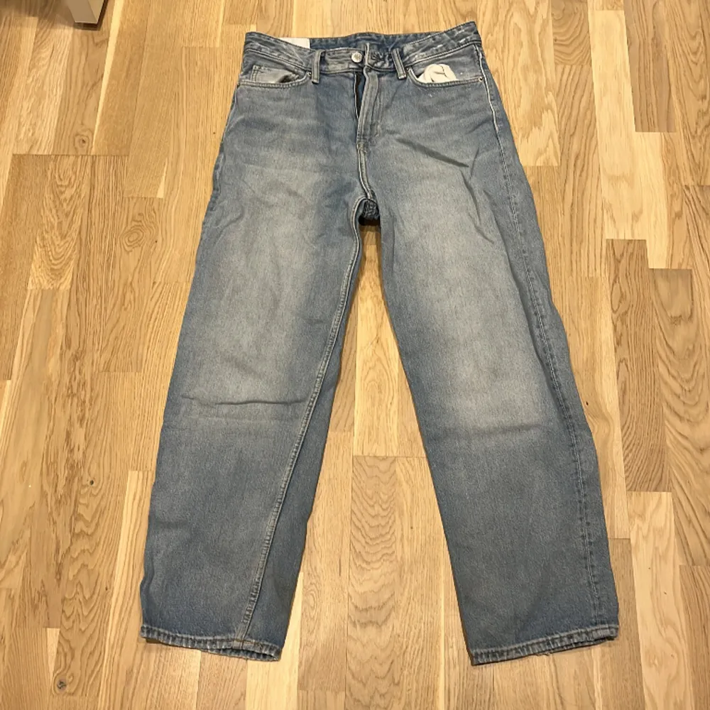 Ljusblå jeans från H&M. Storleken är 30/32 och passformen är loose fit. Säljer likadana fast Svarta/ Mörk grå. Jeans & Byxor.