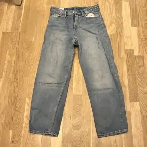 Ljusblå jeans från H&M. Storleken är 30/32 och passformen är loose fit. Säljer likadana fast Svarta/ Mörk grå