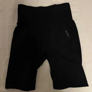 Gymshark shorts - Säljer dessa lite längre gymshark shorts då de har blivit för små. De är använda ca 10 ggr men är i väldigt bra skick. De finns inte kvar på hemsidan längre. 