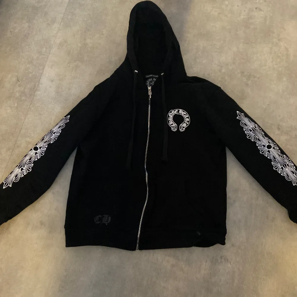 Fräsch chrome heart zip hoodie använts typ 3 gånger säljer i bra skick. Kan sänka priset vid snabb affär . Hoodies.