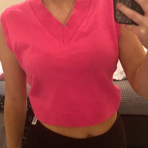 v-formad tröja - rosa superfin kortärmad tröja, v-uringning fram. går ner ända ner till naveln. perfekt till vår/sommar.