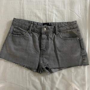 Helt oanvända low waist jeans shorts från lager 157💞 Jättefina, säljer då de inte kommer till användning💞