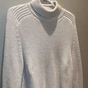 Zara stickad turdleneck - Zara stickad turdleneck i beige färg  Storlek M  Är i bra skick 
