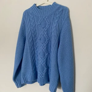 stickad tröja - Blå stickad tröja som är lite längre. Säljer även samma modell fast i vit och beige☺️