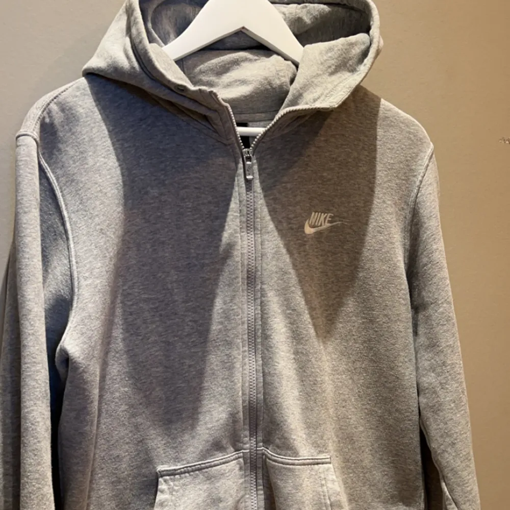 Nike gå zip tröja  Använt ett par gånger men annars är den i bra skick storlek M . Hoodies.