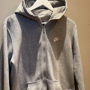 Nike grå zip tröja  - Nike gå zip tröja  Använt ett par gånger men annars är den i bra skick storlek M 