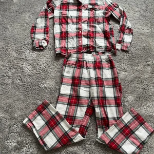 Jättegulligt pyjamas set  - Jättefint pyjamasset, bra skick och är jättemysigt ☺️