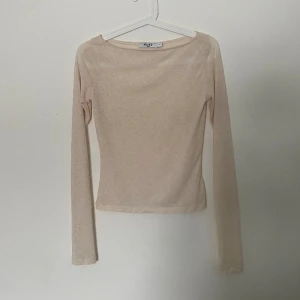 topp - Lite tunnare långärmad topp. Använd fåtal gånger☺️