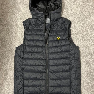 Lyle & Scott Väst - Hej, säljer nu min Lyle & Scott väst. Den är i mycket gott skick och har sällan använts. Västen är svart/mörkblå