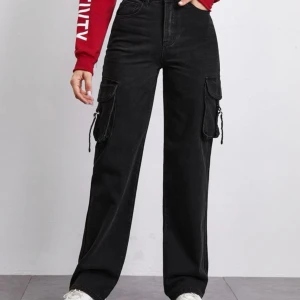 Cargojeans - Jeans med fickor, typ cargo, långa i benen, högmidjade