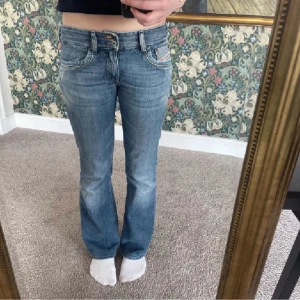 Diesel jeans - Säljer mina diesel jeans som är köpta här på Plick då de har blivit för små för mig. (Bilderna är från den föredetta säljaren💕)
