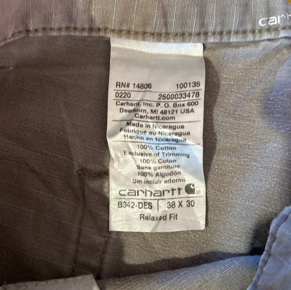 Carhartt cargo pants säljes i storlek 38x30. En del färgstänk som syns på andra bilden samt ett hål på ena fickan som inte har någon inverkan. Fler bilder kan ordnas! Fråga om du har frågor!. Jeans & Byxor.